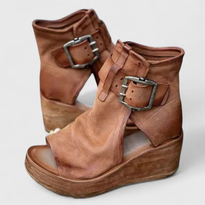 Jess Keilsandalen mit Knöchelriemen