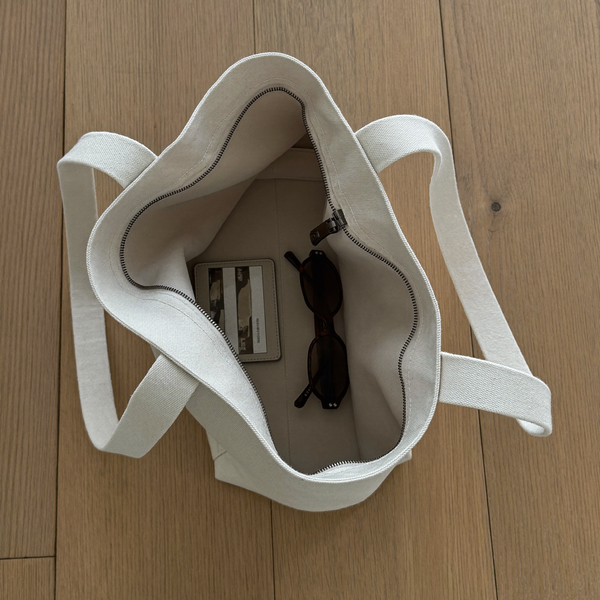 Offener Canvas-Shopper von oben mit Innenfach und Reissverschlusstasche
