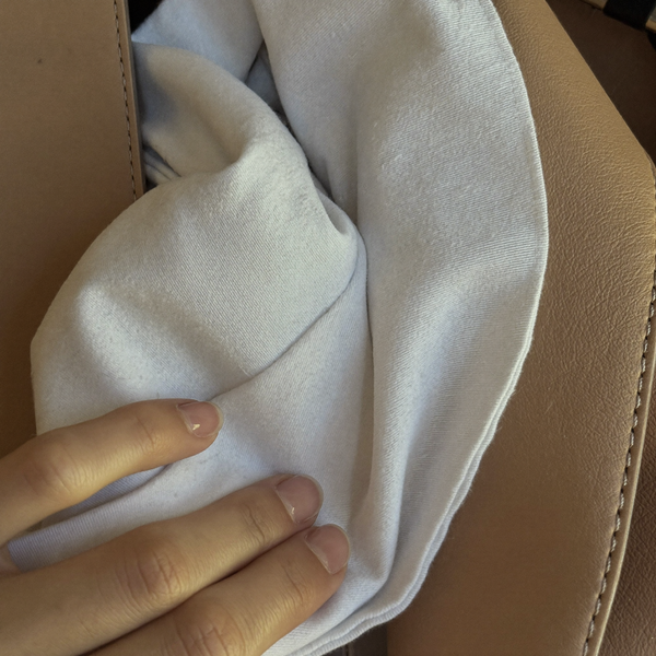 Tasche wird mit einem weichen Tuch abgewischt