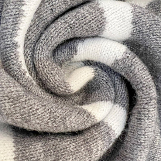 Marlene | Damen Gestrickte Kapuzenjacke mit Schriftzug Muster Offene Strickjacke