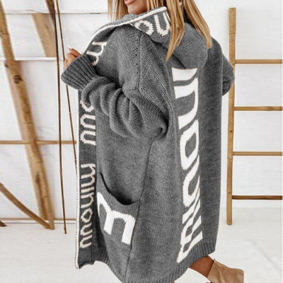 Marlene | Damen Gestrickte Kapuzenjacke mit Schriftzug Muster Offene Strickjacke