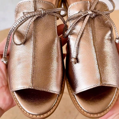 Elfriede | Damen Metallic Peeptoe Sandalen Schleifenriemen Flach