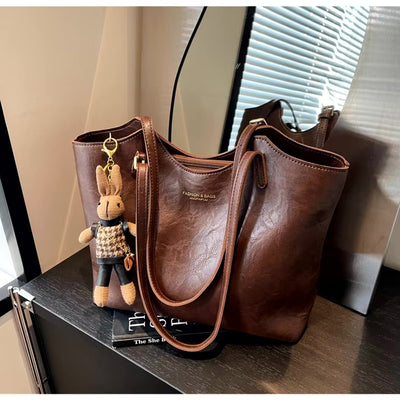 Mia | Damen Veganleder Tote Bag Schultertasche mit Plüsch-Anhänger