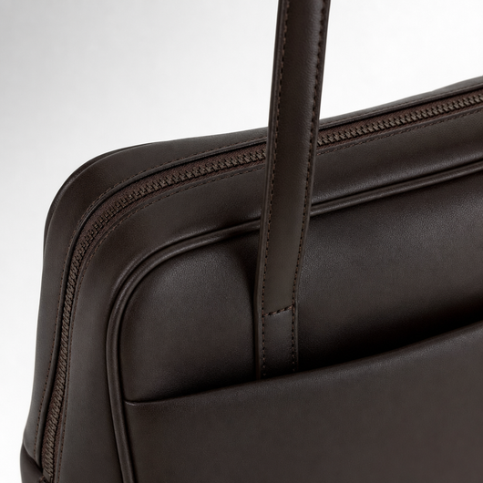 Close-up of the top zip on the Fernhurst Boston Bag