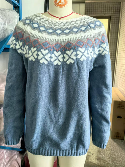 Jasmin | Festlicher gestrickter Damen-Weihnachtspullover mit Rentiermotiv