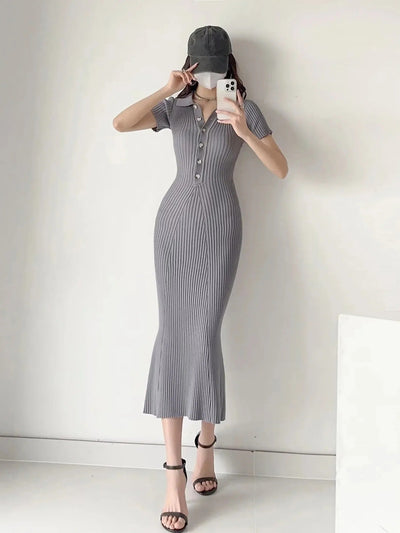 Lena | Strickkleid Damen Figurbetontes Knielanges Rippkleid Polokragen Knopfleiste