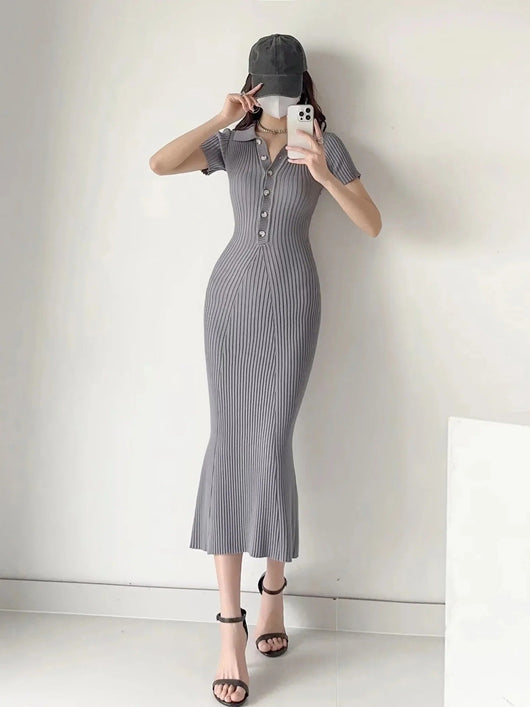Lena | Strickkleid Damen Figurbetontes Knielanges Rippkleid Polokragen Knopfleiste